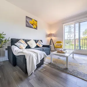 Ash View Place 4 -heathrow - Thorpe Park - Free Parking Apartment